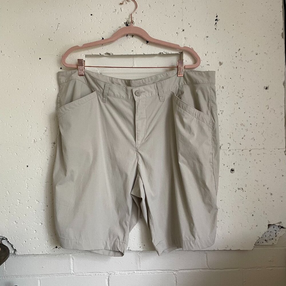 Eddie Bauer | Oyster Beige Adventurer Nylon Blend Hiking Bermuda Shorts Size 18